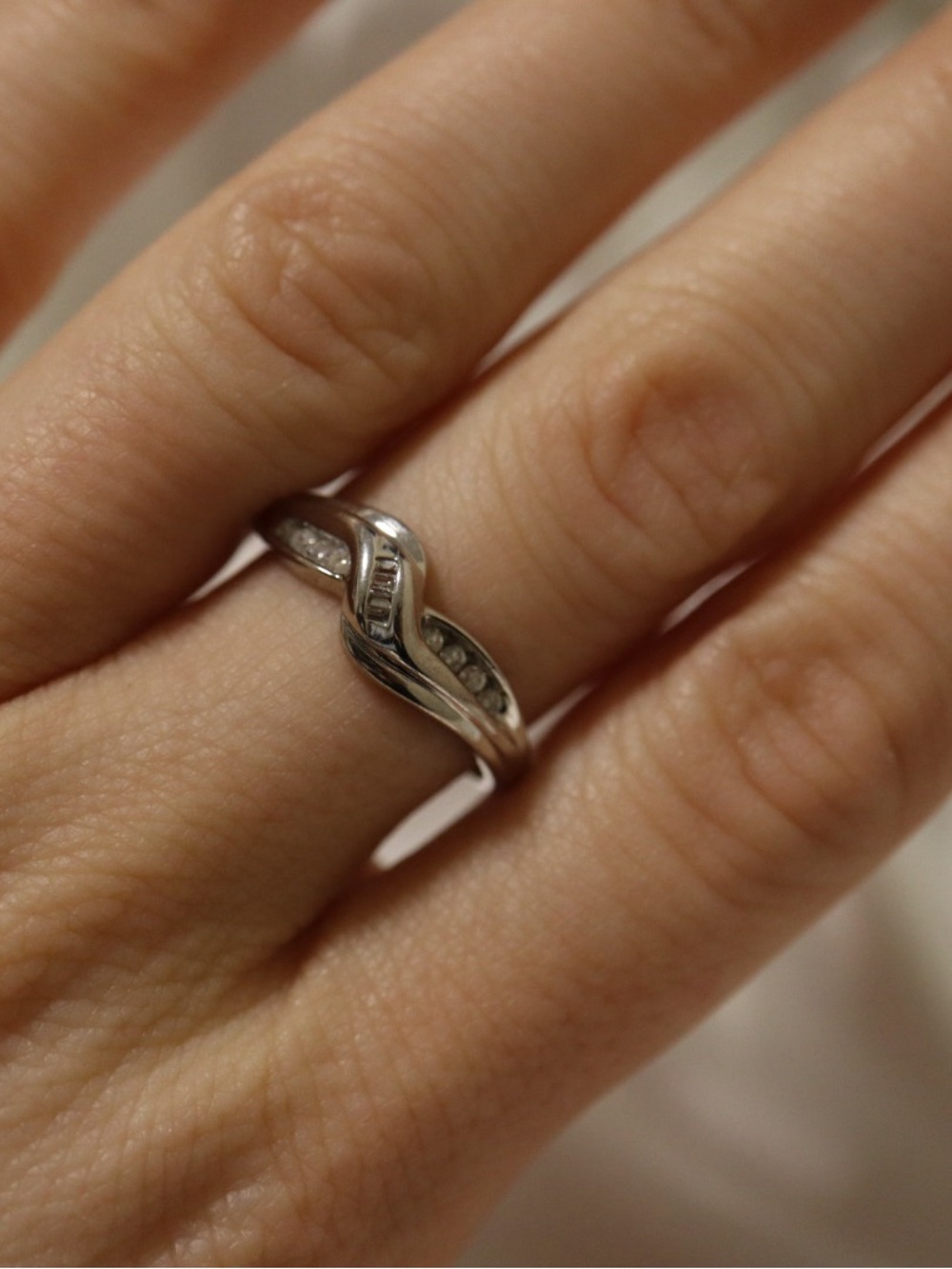 10k solid white gold Twisted Band Ring with Diamond